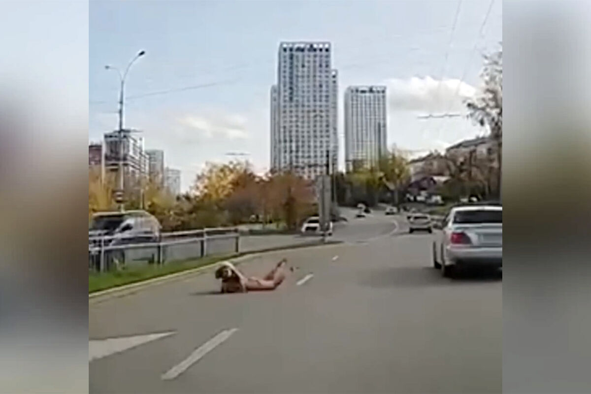 В Екатеринбурге голая женщина выкатилась на проезжую часть - Газета.Ru |  Новости
