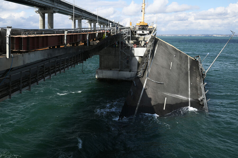 Восстановительные работы на Крымском мосту, пострадавшем из-за теракта, октябрь 2022 года