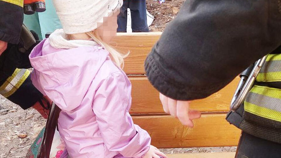 В Мытищах пятилетний ребенок застрял в скамейке 