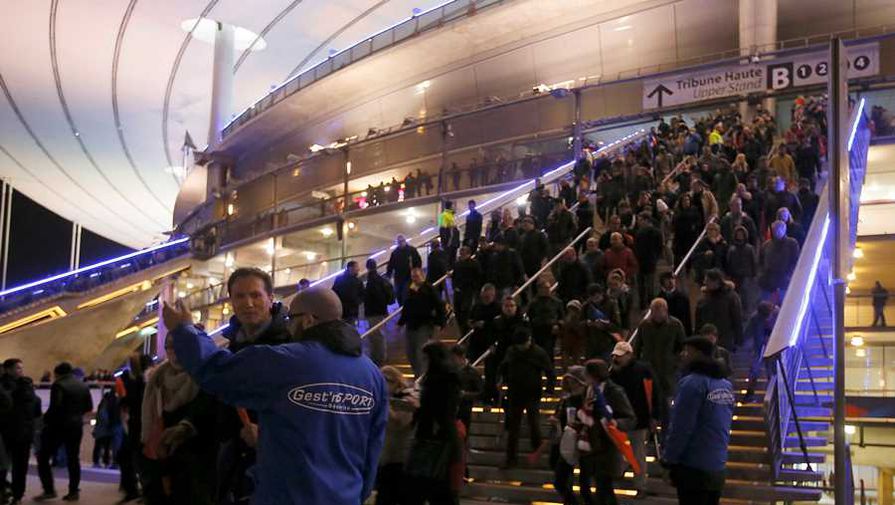 Люди покидают «Стад де Франс» после терактов