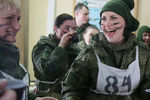 Участницы Всероссийского конкурса красоты и профессионального мастерства среди женщин-военнослужащих «Макияж под камуфляж»