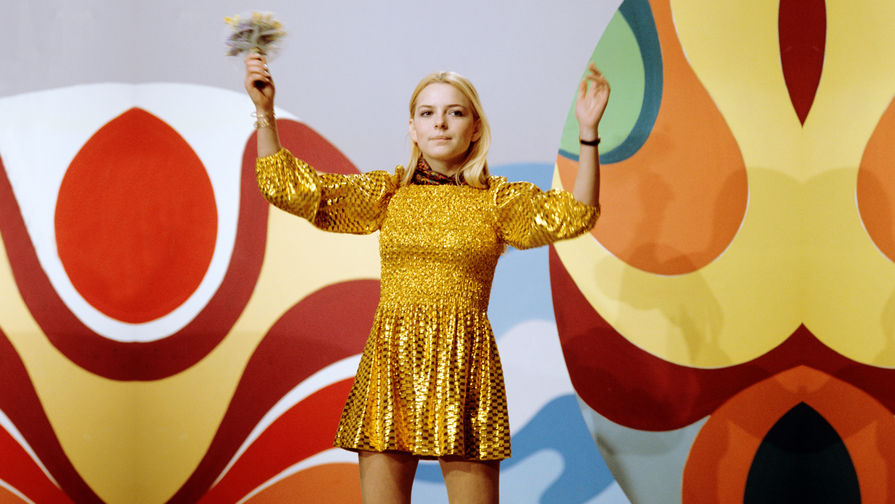 Французская певица Франс Галль во время выступления на телешоу, 1970-е