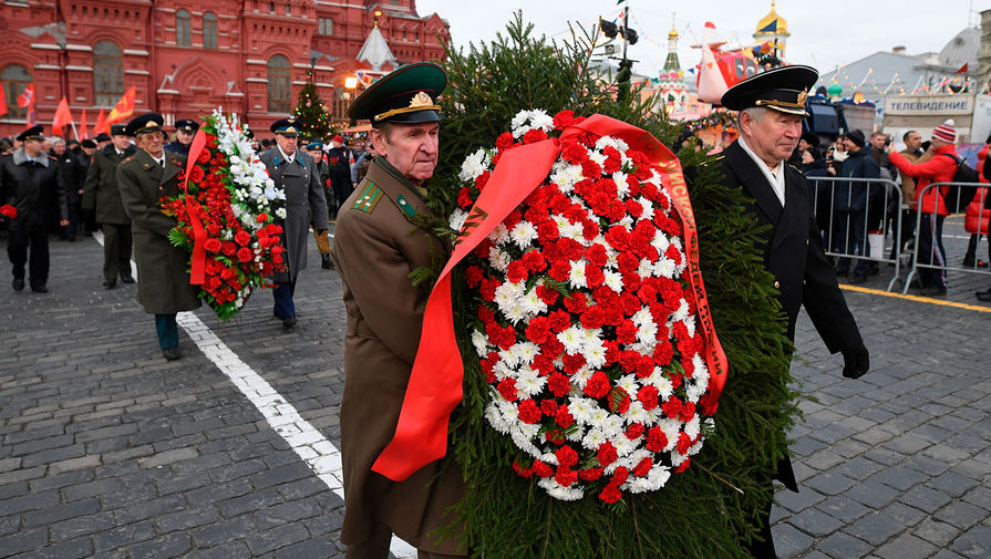 Участники церемонии возложения цветов к могиле Иосифа Сталина у Кремлевской стены в честь 140-летия со дня его рождения, 21 декабря 2019 года