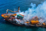 Пожар на контейнеровозе MV X-Press Pearl, перевозившем 25 тонн азотной кислоты, у берегов Шри-Ланки, 2 июня 2021 года