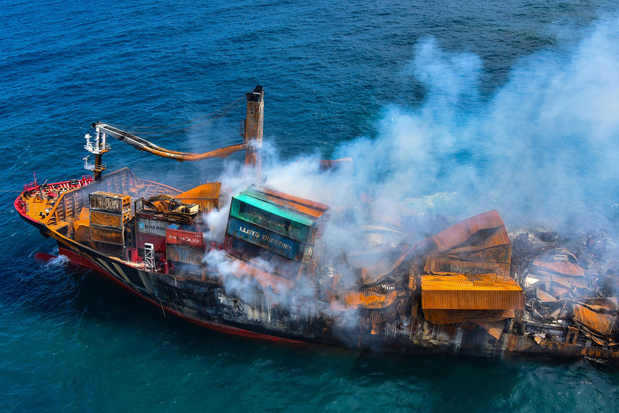 Пожар на&nbsp;контейнеровозе MV X-Press Pearl, перевозившем 25 тонн азотной кислоты, у&nbsp;берегов Шри-Ланки, 2 июня 2021 года