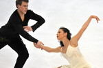 Елена Ильиных и Никита Кацалапов во время тренировки танцевальных пар перед выступлением на чемпионате Европы по фигурному катанию в Шеффилде, 2012 год