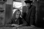 <b>Наталья Тенякова и Сергей Юрский на съемках фильма «Любовь и голуби» (1984)</b><br><br>
Меньшову также принадлежит идея пригласить на роль Бабы Шуры жену Юрского — Наталью Тенякову, которой на момент съемок было всего 40 лет. В результате у супругов получился блистательный дуэт, стиль общения друг с другом они отчасти заимствовали из собственной жизни. На съемки в карельский Медвежьегорск они, кстати, взяли свою 10-летнюю дочь, которую было не с кем оставить. 