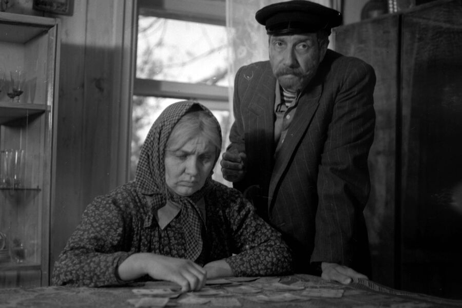 <b>Наталья Тенякова и Сергей Юрский на&nbsp;съемках фильма «Любовь и голуби» (1984)</b><br><br>
Меньшову также принадлежит идея пригласить на&nbsp;роль Бабы Шуры жену Юрского — Наталью Тенякову, которой на&nbsp;момент съемок было всего 40&nbsp;лет. В&nbsp;результате у&nbsp;супругов получился блистательный дуэт, стиль общения друг с&nbsp;другом они отчасти заимствовали из&nbsp;собственной жизни. На&nbsp;съемки в&nbsp;карельский Медвежьегорск они, кстати, взяли свою 10-летнюю дочь, которую было не с&nbsp;кем оставить. 