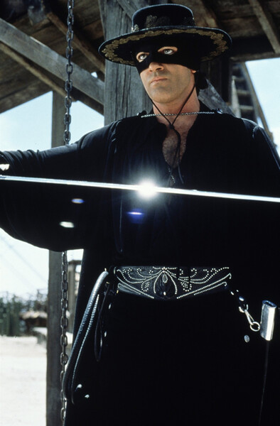 <b>«Маска Зорро» (1998)</b>
<br><br>
В&nbsp;приключенческой драме плаща и шпаги Бандерас особенно органично смотрелся в&nbsp;роли народного мстителя, который защищает жителей Новой Испании XIX века. В&nbsp;то время Калифорния еще не была одним из&nbsp;самых богатых штатов США: в&nbsp;1821 году она стала частью Первой Мексиканской империи. Времена были сложные &mdash; и как обойтись без&nbsp;героя в&nbsp;плаще и маске, который умело фехтует и которого любят самые красивые женщины.
