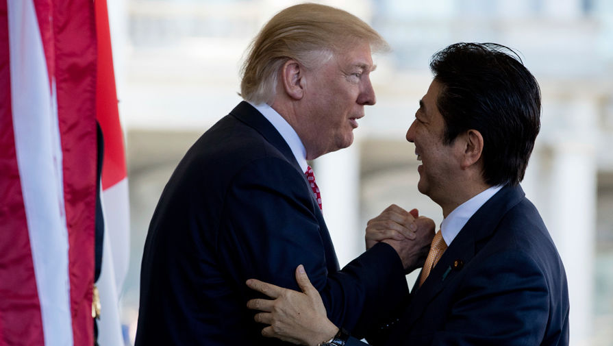 Президент США Дональд Трамп и премьер-министр Японии Синдзо Абэ, 10 февраля 2017 года