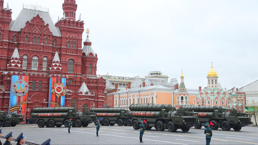 Зенитные ракетные комплексы С-400 «Триумф» на военном параде на Красной площади, посвящённого 72-й годовщине Победы в Великой Отечественной войне 
