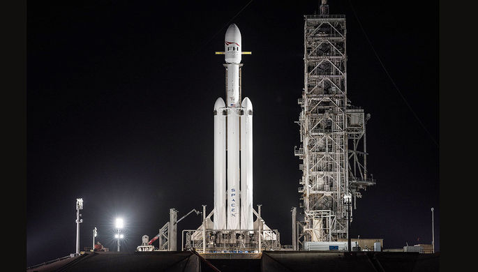 Ракета Falcon Heavy перед запуском со стартового комплекса LC-39 на территории космического центра...