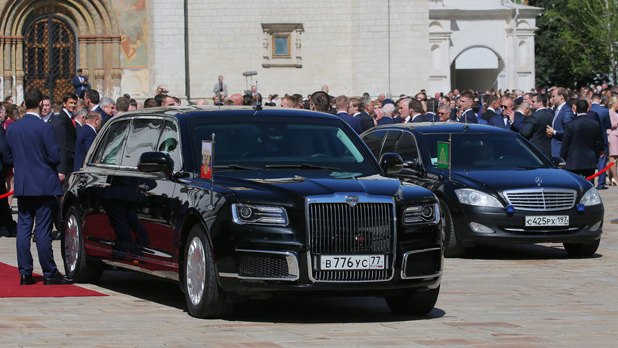 Президентский лимузин Aurus проекта «Кортеж» во время церемонии инаугурации Владимира Путина в Кремле, 7 мая 2018 года