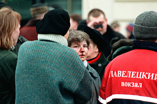 06 февраля 2004 года. Пострадавшая от взрыва в поезде московского метро