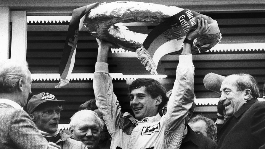 Бразильский гонщик Айртон Сенна радуется победе в&nbsp;гонке Mercedes 190E в&nbsp;Нюрнберге, 1984 год