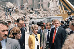 Первая леди США Нэнси Рейган осматривает разрушенный землетрясением Мехико, 23 сентября 1985 года