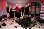 Разграбленный в ходе беспорядков магазин в Алма-Ате, 6 января 2022 года