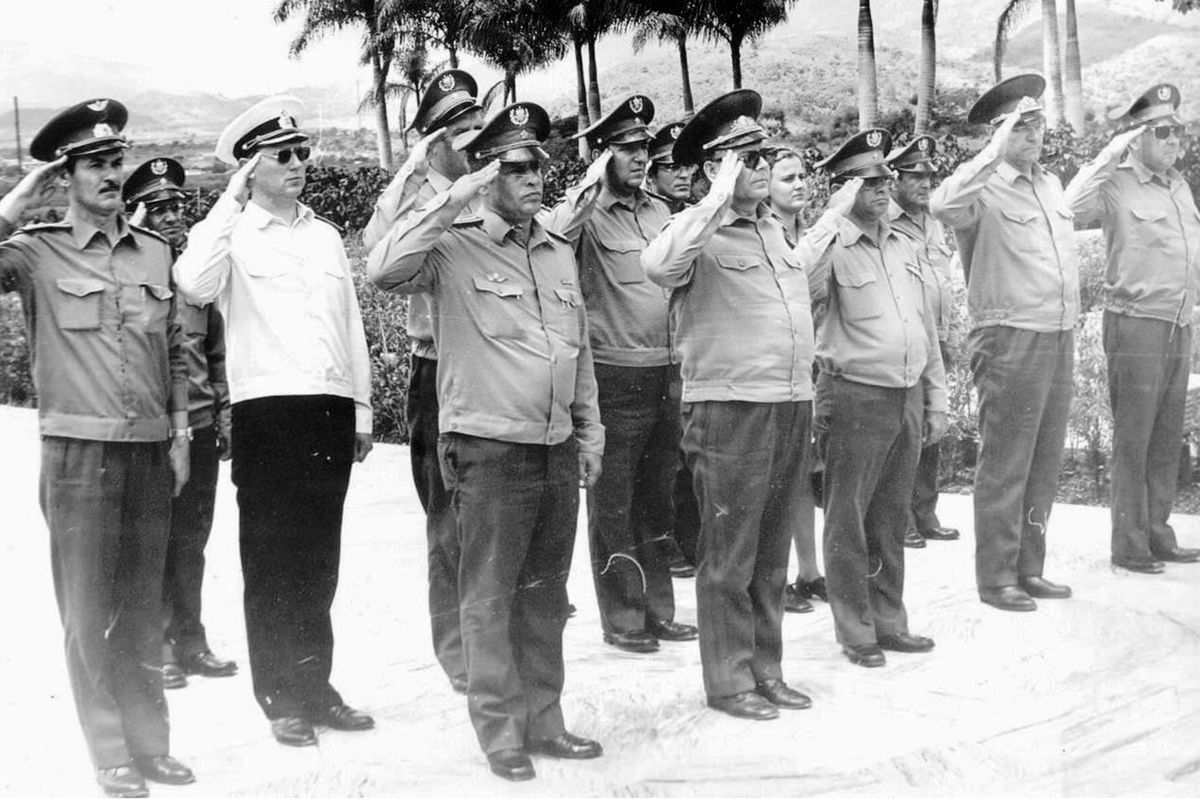 А.Д. Лизичев и члены советской военной делегации у мемориала павшим героям Повстанческой армии Кубы