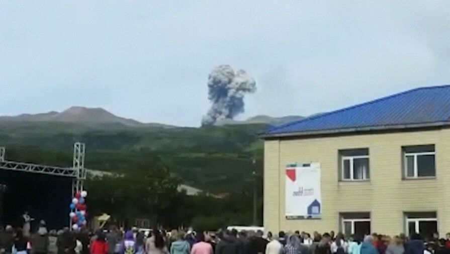 В курильской школе назвали нормальным явлением извержение вулкана на фоне линейки 1 сентября