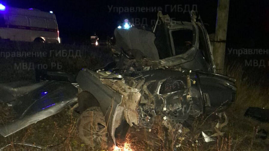 В Башкирии автомобиль врезался в электроопору, погибли четыре человека