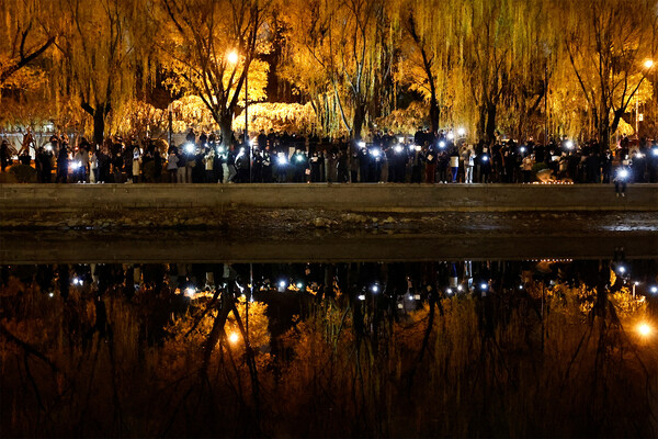 Протестующие против коронавирусных ограничений зажгли свечи и фонарики в&nbsp;знак памяти погибших в&nbsp;Урумчи, Пекин, Китай, 27&nbsp;ноября 2022&nbsp;года