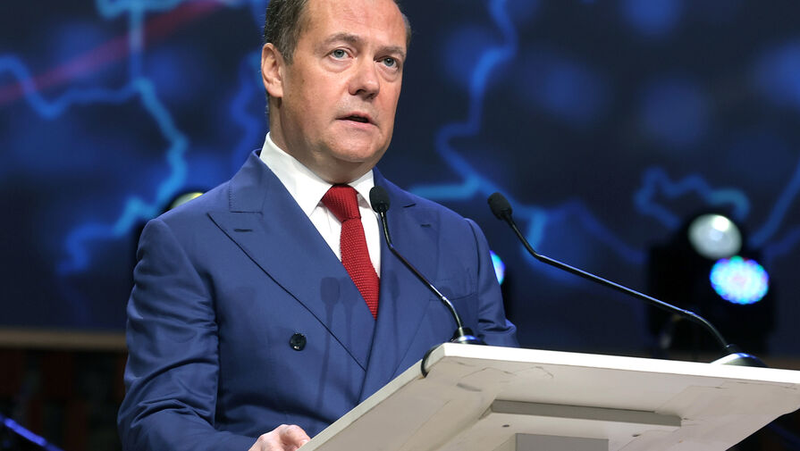 Зампред Совбеза Медведев призвал отодвинуть угрозы для РФ, даже если это границы Польши