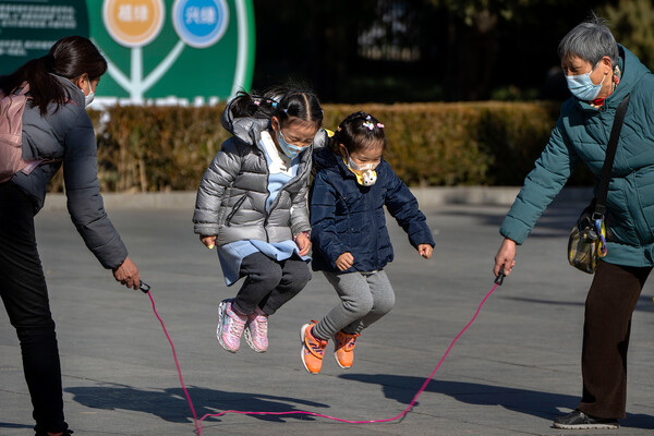 Дети прыгают через&nbsp;скакалку в&nbsp;общественном парке Пекина, 31&nbsp;января 2023&nbsp;года