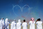 Выступление пилотажной группы на Международном авиационно-космическом салоне Dubai Airshow-2023 в Дубае, 14 ноября 2023 года