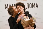 Мать и дочь, актрисы Ксения Раппопорт и Аглая Тарасова на премьере фильма «Мама, я дома» в кинотеатре «Художественный» в Москве, 2022 год