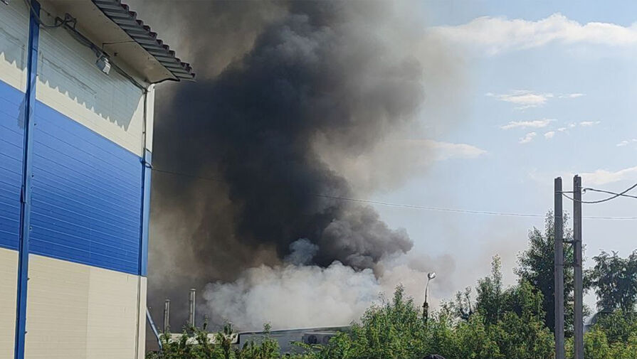 В Кемеровской области местные жители сняли на видео горящий маслозавод 