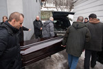 После панихиды соратники Долматова, его близкие и журналисты отправились на похороны