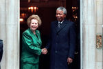 Лидер африканского национального конгресса Нельсон Мандела и британский премьер Маргарет Тэтчер перед переговорами. Даунинг-стрит, 10. 4 июля 1990 года.