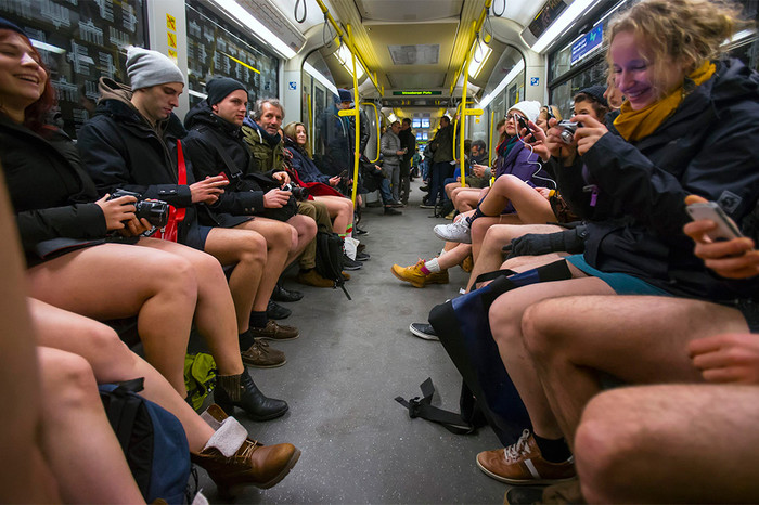 Участники акции No Pants Subway Ride в&nbsp;Берлине