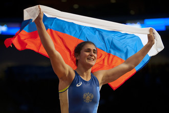 Наталья Воробьева с российским флагом после победы в финальной схватке чемпионата мира