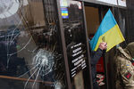 Разбитая витрина Альфа-банка в центре Киева