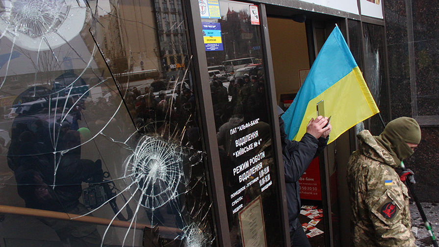 Разбитая витрина Альфа-банка в&nbsp;центре Киева