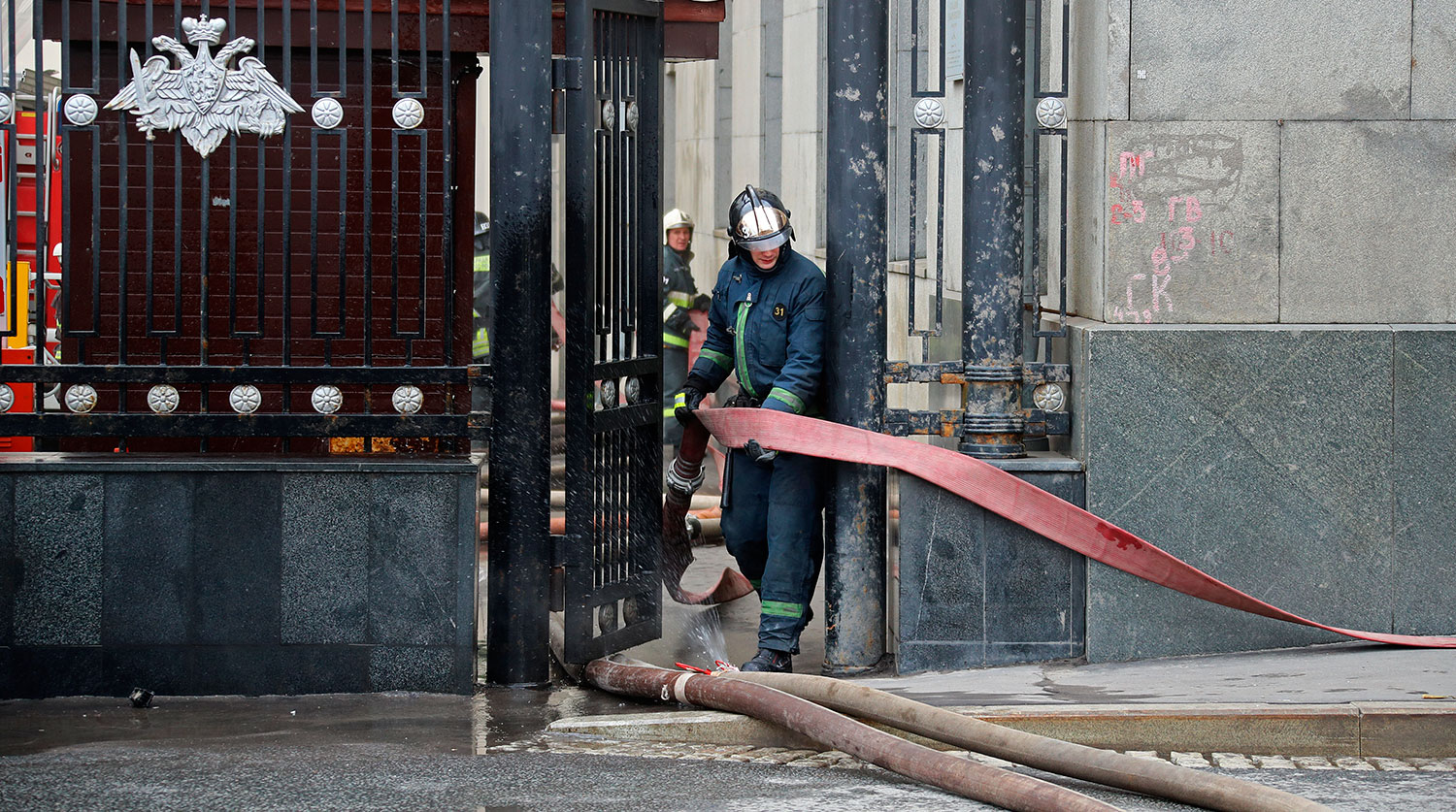 На месте тушения пожара в здании Министерства обороны России