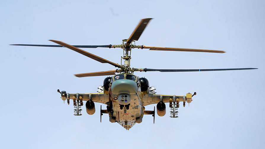 Вертолет Ка-52 &laquo;Аллигатор&raquo; во время боевой операции в&nbsp;окрестностях освобожденного от боевиков города Эль-Карьятейн