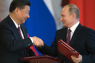 Президент РФ Владимир Путин и председатель Китайской Народной Республики Си Цзиньпин во время церемонии подписания документов по итогам встречи, 4 июля 2017
