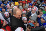 Президент России Владимир Путин во время встречи на Соборной площади с детьми - гостями Кремлевской елки, 26 декабря 2017 года