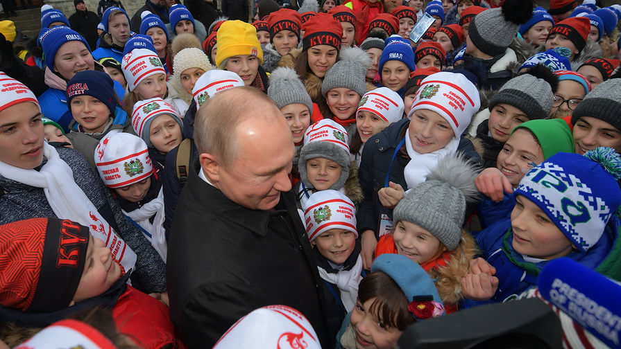 Президент России Владимир Путин во время встречи на Соборной площади с детьми - гостями Кремлевской елки, 26 декабря 2017 года