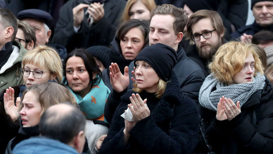 Губа прощание. Пугачева на похоронах Галины Волчек. Пугачева 2023 похороны.