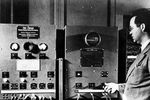 Участник команды ENIAC Гарри Хаски управляет компьютером, 1946 год