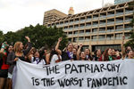Плакат с надписью «Патриархат - худшая пандемия» на акции в честь Международного женского дня в Сиднее, Австралия, 8 марта 2021 года
