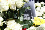 Портрет бывшего солиста группы «Ласковый май» Юрия Шатунова во время панихиды на Троекуровском кладбище в 40-й день его смерти, 1 августа 2022 года