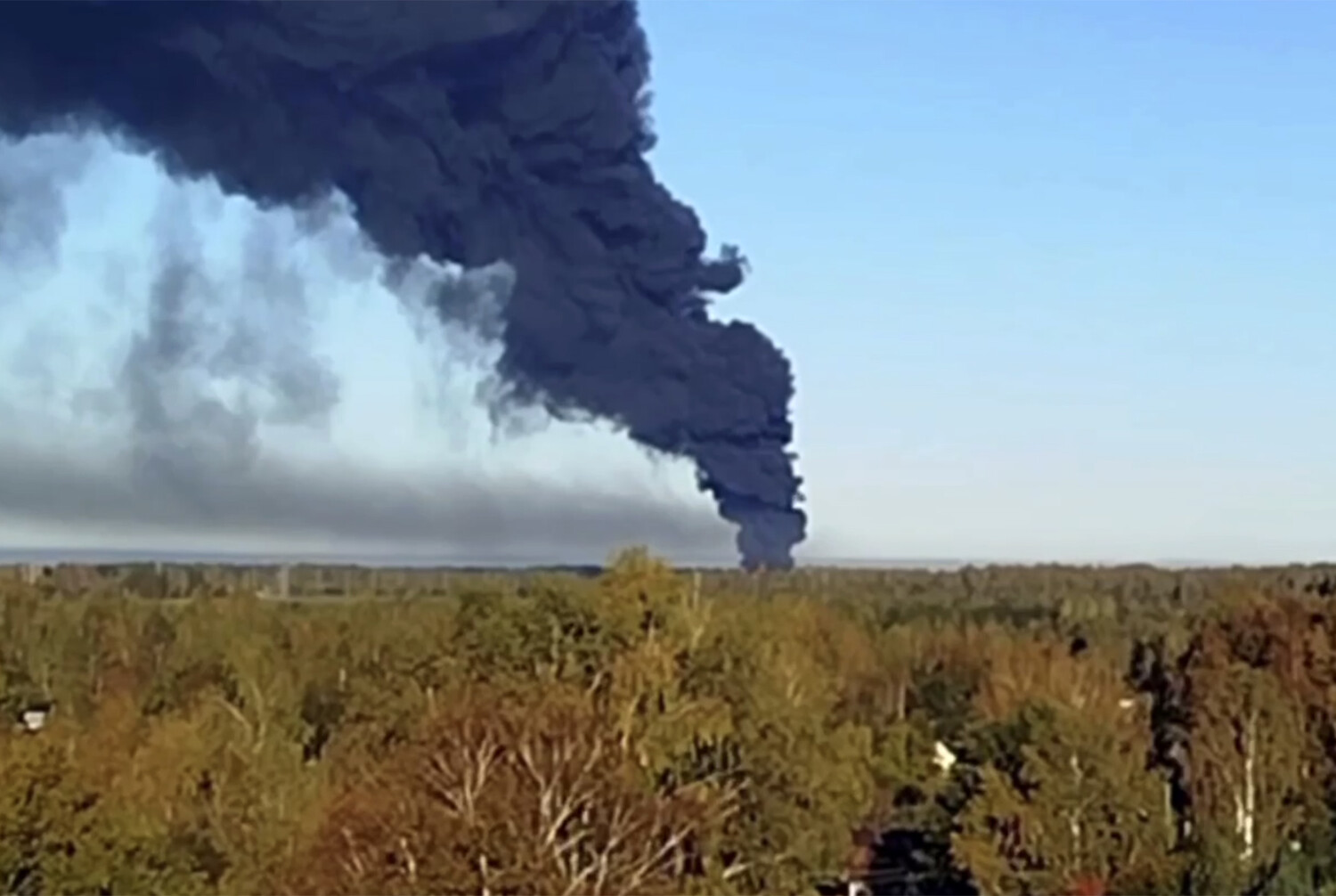 Поезд с бензином столкнулся с фурой под Смоленском. Вагоны в огне, водитель погиб