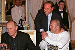 Президент России Владимир Путин, Федор Емельяненко (на первом плане слева направо) и экс-премьер-министр Италии Сильвио Берлускони во время встречи в Константиновском дворце в Санкт-Петербурге, 2007 год