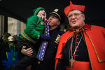 Офицер полиции пытается сделать фото с архиепископом Нью-Йорка кардиналом Тимоти Доланом (справа) во время парада в День святого Патрика в Нью-Йорке, 17 марта 2017 года