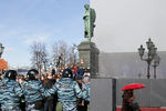 Памятник Александру Пушкину на Пушкинской площади в Москве. Коллаж из фотографий 26 и 28 марта