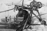 Гидролог, участник экспедиции дрейфующей станции «Северный полюс – 1» Петр Ширшов работает с гидрологической лебедкой, 1937 год